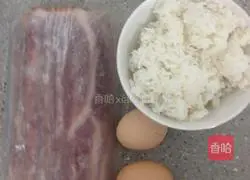 Illustration of how to make bacon and egg fried rice 1