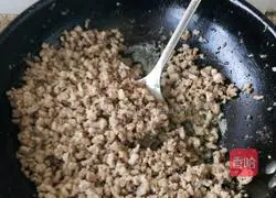 Illustration of how to make dragon bean and pork dumplings 3