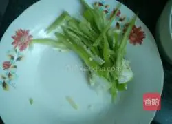 Illustration of how to make noodles with shredded potatoes and peppers 2