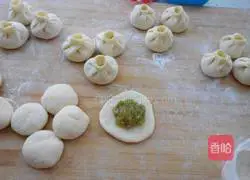 Illustration of how to make soft Longli fish and celery buns 8