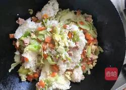 Illustration of how to make Yangzhou fried rice 9
