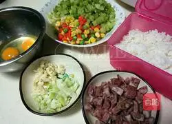 Illustration of how to make fried rice with sausage, vegetables and eggs 2