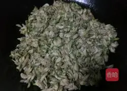 Illustration of how to make pan-fried sophora flower noodles 1