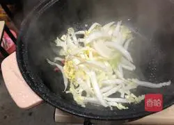 Saute Illustration of how to make rice noodles 12