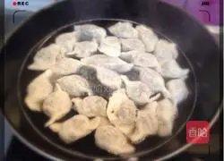 Illustration of how to make spring leek and fresh meat dumplings 7