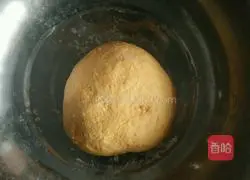 Illustration of how to make milk-flavored pumpkin two-color steamed buns 3