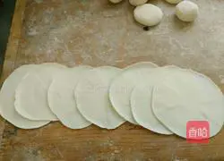 Illustration of how to make mushroom and pork dumplings 8
