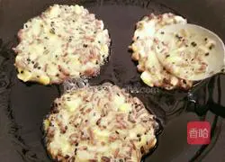 Illustration of how to make pepper-flavored black rice egg pancake 10