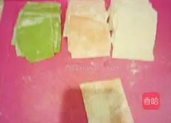 Illustration of how to make colorful beef wontons 9