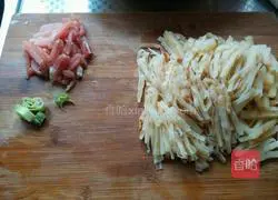 Illustration of how to make braised bean sprouts and shredded pork cakes 1