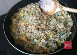 Illustration of how to make colorful fried rice 15