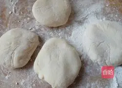 Illustration of how to make dumplings with shrimp, egg white and vegetable stuffing 2