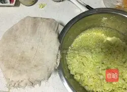 Illustration of making dumplings stuffed with pork and cabbage 7