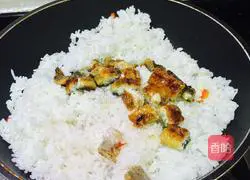 Illustration of how to make seaweed powder, pine nuts and eel fried rice 5