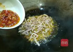 Double peppers Illustration of how to make shredded pork fried rice 12