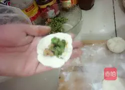 Illustration of how to make small bean and minced meat buns 10
