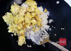 Illustration of how to make onion and duck egg fried rice 9