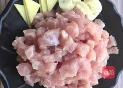 Illustration of how to make shrimp, meat and pineapple fried rice 3