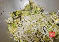 Illustration of how to make sauerkraut fried rice 7