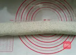 Illustration of cutting multi-grain steamed buns 8