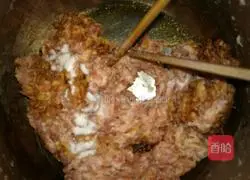 Illustration of how to make three fresh stuffed dumplings 10