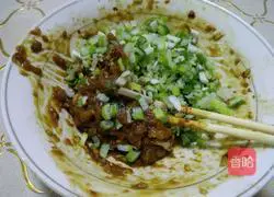 Illustration of how to make pork and green onion dumpling stuffing 6