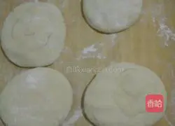 Illustration of how to make yeast meat pie 8