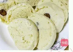 Illustration of how to make egg steamed bun slices with less oil 1