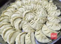 Illustration of how to make five-flavored pork and cabbage dumplings 2