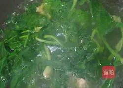 Illustration of how to make spinach and meat waffles 2