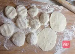 Illustration of how to make leek and egg dough dumplings 7