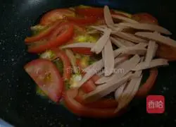 Illustration of how to make fried noodles with tomatoes and onions 4