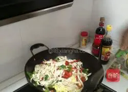 Illustration of how to make fried noodles with double pepper and egg 9