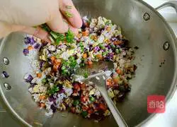Illustration of how to make colorful egg fried rice 20