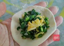 Illustration of how to make leek, egg and shrimp skin dumplings 12