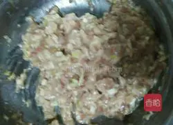 Illustration of how to make pork and coriander wonton stuffing 11