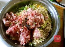 Illustration of how to make beef dumpling stuffing 7