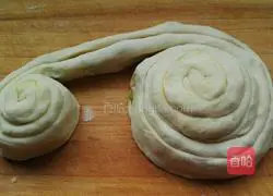 Jing~ Illustration of how to make delicious green onion pancake 4