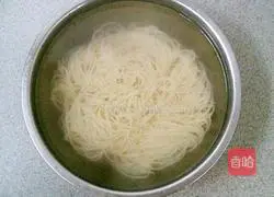Illustration of how to make noodles with scallion oil 8