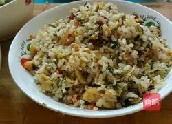 Illustration of how to make Chinese toon and egg fried rice 5