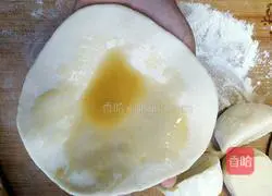 Illustration of how to make crispy egg-filled pancakes 5