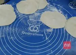 Illustration of how to make glutinous rice rolls 12