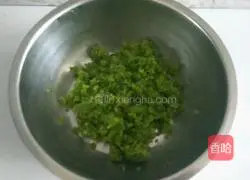 Illustration of how to make celery and meat dumpling stuffing 4