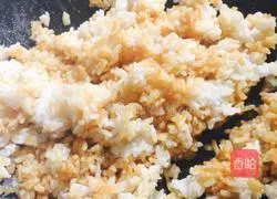 Illustration of how to make black sesame and soy sauce fried rice 4