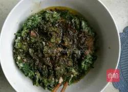 Illustration of how to make pork and spinach dumplings 6