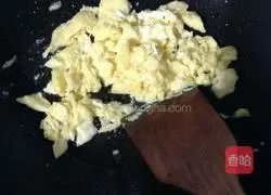 Illustration of how to make fried rice with floss and eggs 3