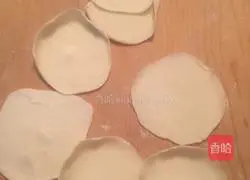 Illustration of how to make pork and celery dumplings 14