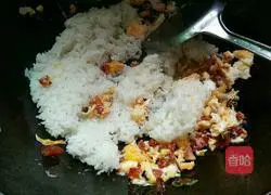 Illustration of how to make sausage and egg fried rice 8