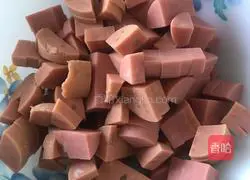 Illustration of how to make ham, sausage and egg fried rice 2