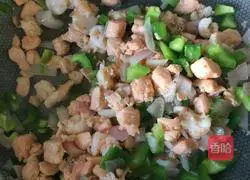 Illustration of how to make salmon, green pepper and onion fried rice 6